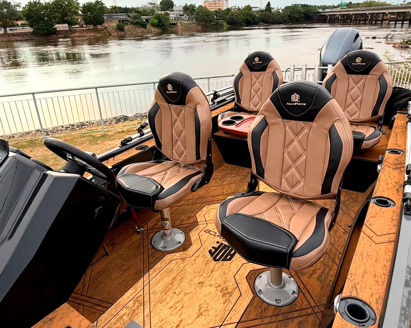 Interior de lancha Aqua Force com acabamento premium